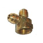 A brass fitting that is connected to the side of a hose.